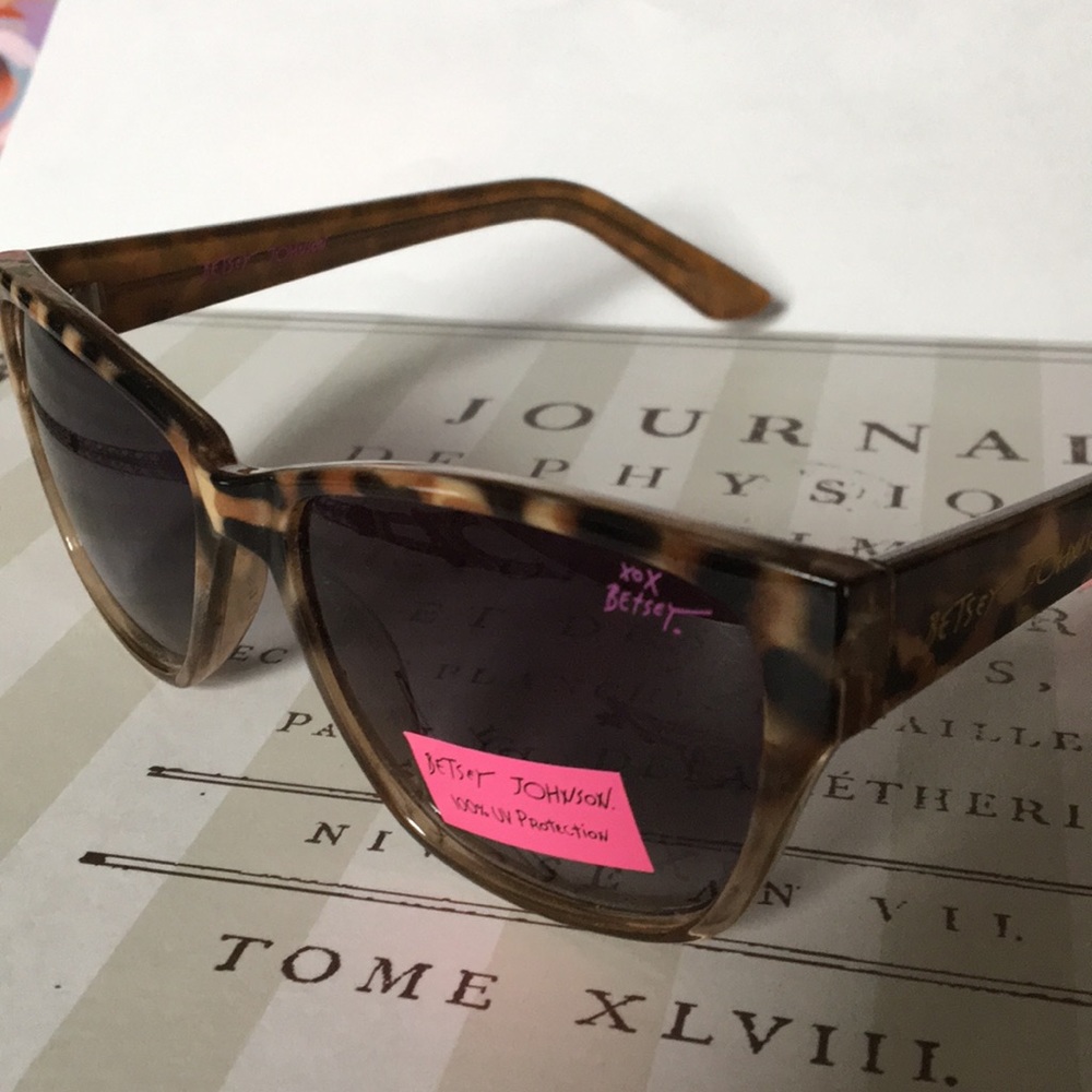 BETSEY JOHNSON CAMOUFLAGE PRINT WAYFARERS